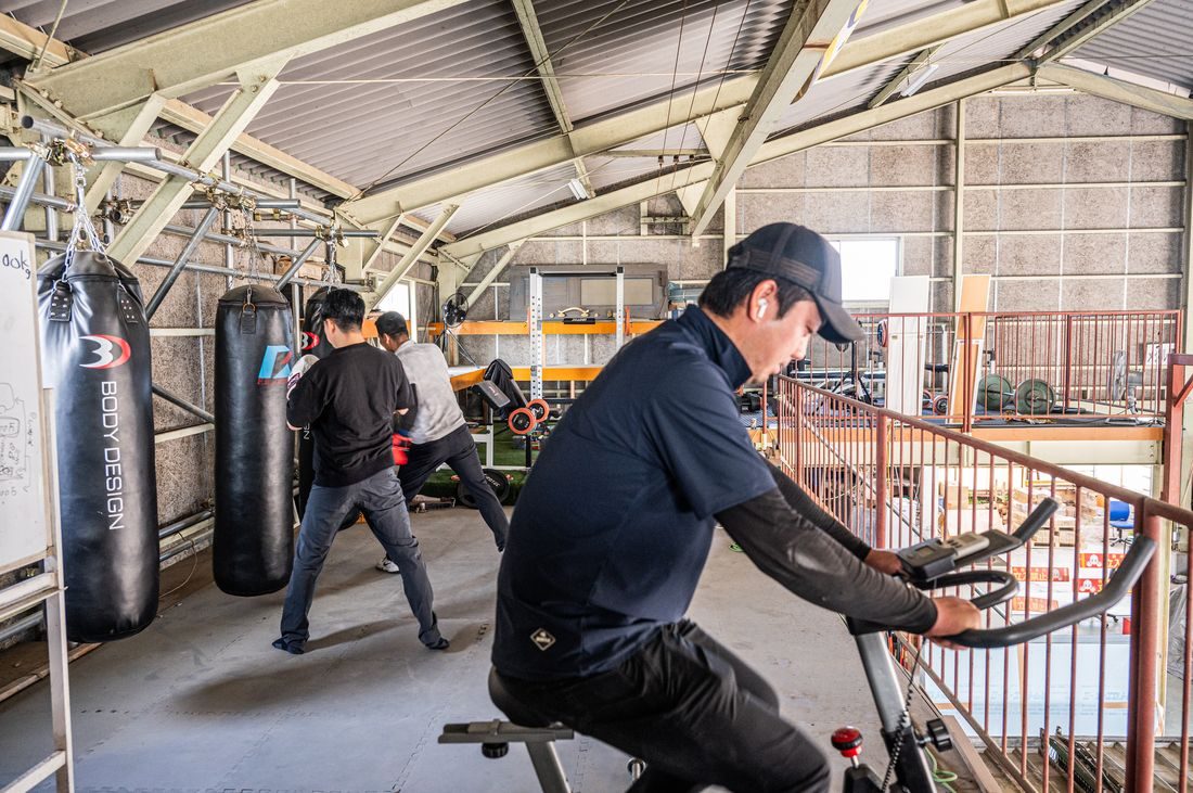 社内ジムでトレーニングする社員